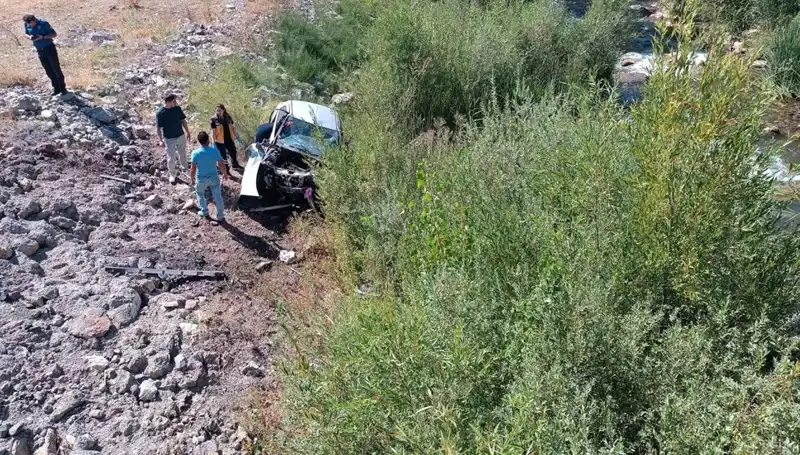 Sivas'ta Otomobil Dere Yatağına Uçtu: Korkunç Kazada İki Can Gitti
