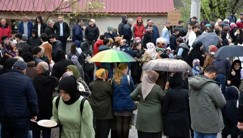Bayram Coşkusunu Paylaşmak: 12 Bin Kişi Geleneksel Bayramlaşmada Buluştu