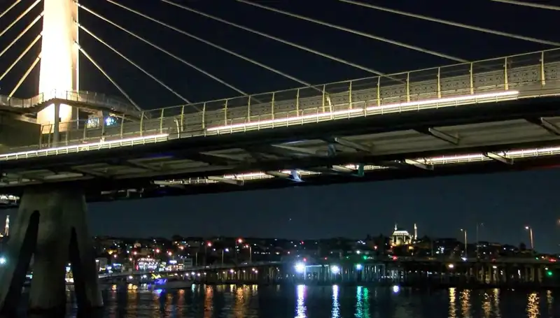 Metro Köprüsünden Denize Düşen Kişiyi Bulma Çalışmaları Devam Ediyor