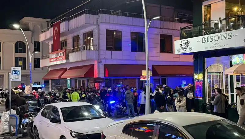 Tehlikeli Anlar: Kafe Sahibi, Havaya Ateş Açan Şahsı Durdurmak İsterken Bıçaklandı