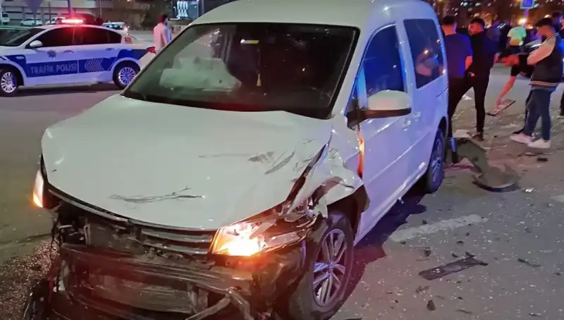 Batman'da Kaza: Otomobil ve Hafif Ticari Araç Çarpıştı, 7 Yaralı