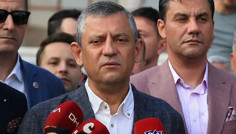 Özgür Özel Yılbaşı Mesajında Duygu Yüklü Açıklamalar Yaptı