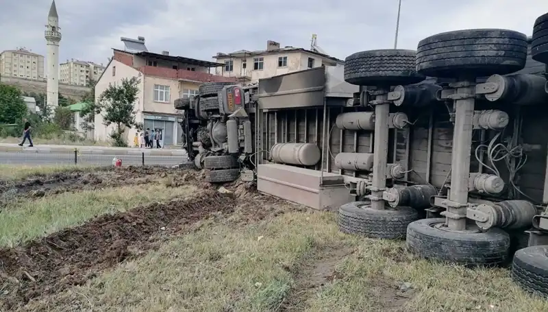 Freni Boşalan TIR Erzurum'da Korkunç Bir Kazaya Neden Oldu