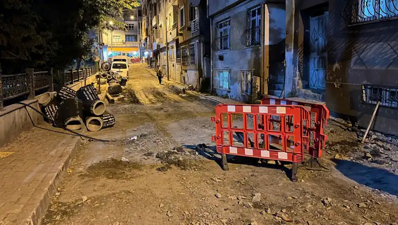 Bayrampaşa'da Altyapı Çalışmaları Sırasında Rögar Kapağı Patladı, Olay Yerinde Neler Yaşandı?