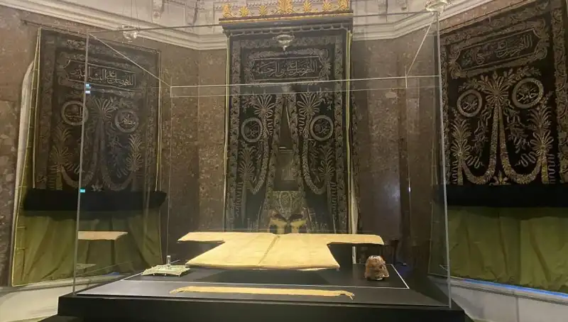 Hırka-i Şerif: Tarihi Eser Ziyarete Açıldı ve İnsanları Büyülüyor