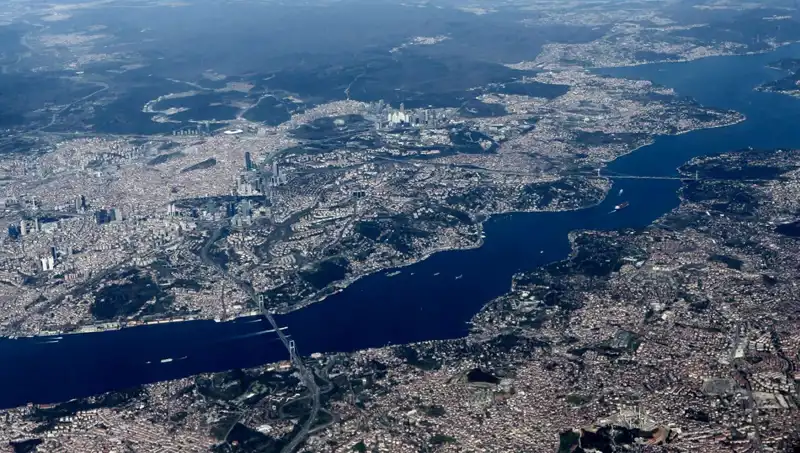 İstanbul Semalarında Bahar Coşkusu: Renkli Uçuşlar ve Göz Alıcı Gökyüzü