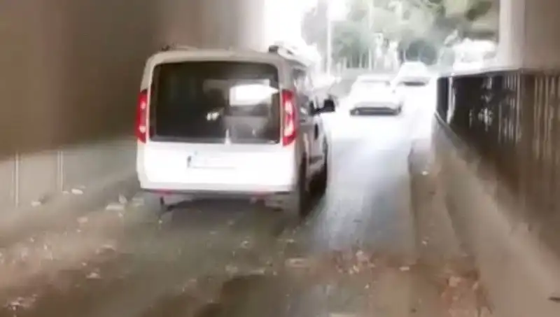 Trafikte Korkutan Anlar: Beton Parçaları Araçların Üzerine Düştü