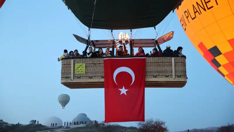 Kapadokya'da 23 Nisan Coşkusu: Renkli Balonlar Türk Bayraklarıyla Gökyüzünde