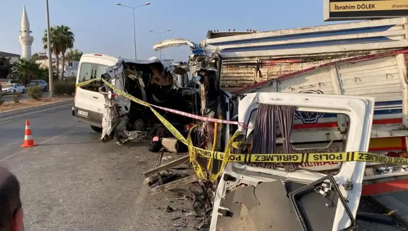 Mersin'de Tatil Yolu Üzerinde Şok Edici Kaza: İki Can Kaybı ve 10 Yaralı