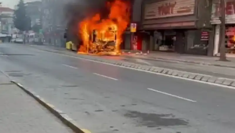 Ümraniye'de Alev Alan Araç, Sokakları Korku Dolu Anlara Sürükledi
