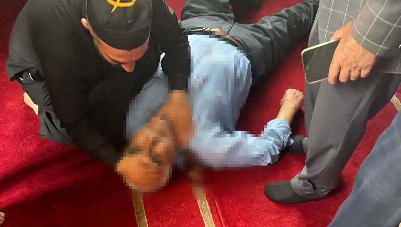 Cami İçi İnanılmaz Saldırı: Namaz Sırasında Bıçaklama Olayı