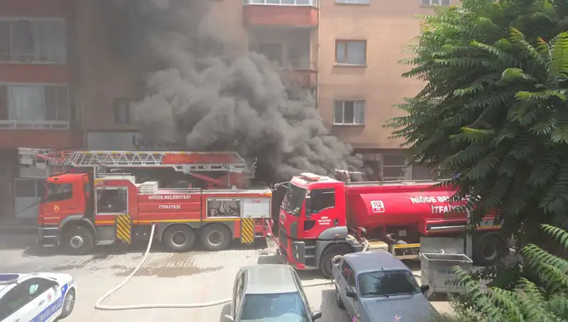 Niğde'de Beyaz Eşya Deposunda Korkutan Yangın, Büyük Hasar Var!