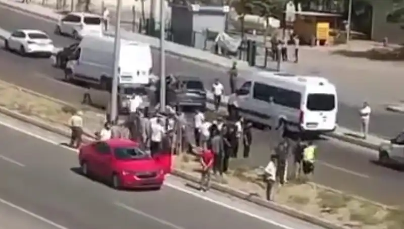 Yolunu kaybeden yaya, otomobilin önüne aniden çıktı!