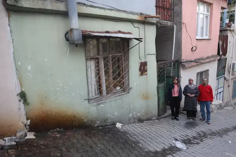 Banyosuz Tek Odalı Evde 4 Kişilik Yaşam: Umut ve Hayallerin Peşinde