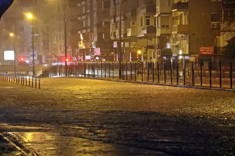 Antalya'da Şiddetli Yağış Hayatı Olumsuz Etkiledi: Yollar Göle Döndü