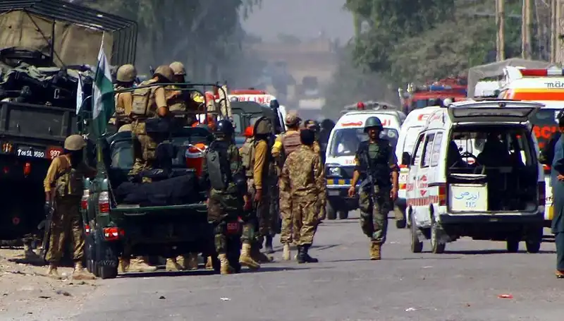 Pakistan'da Camideki Bombalı Saldırı: Dört Yaralı ve Panik İçindeki Toplum