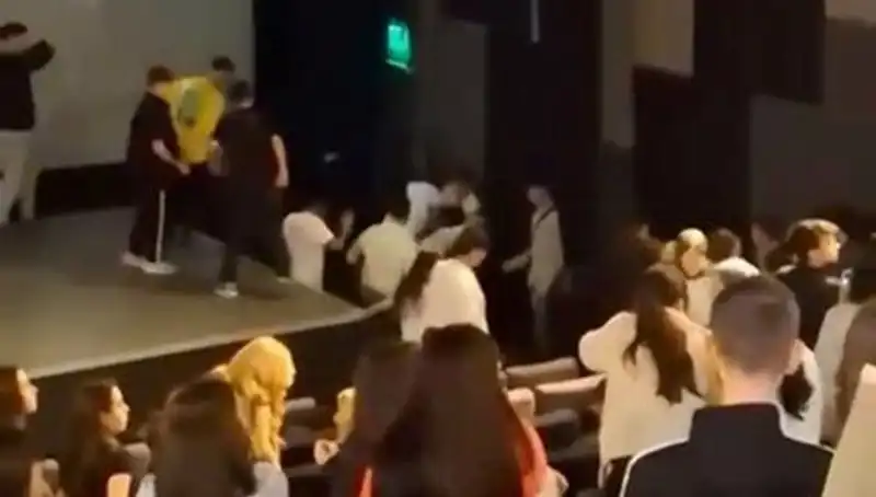 Rapçi Çakal'ın Hayranları Arasında Çıkan Kavga Geceye Damga Vurdu