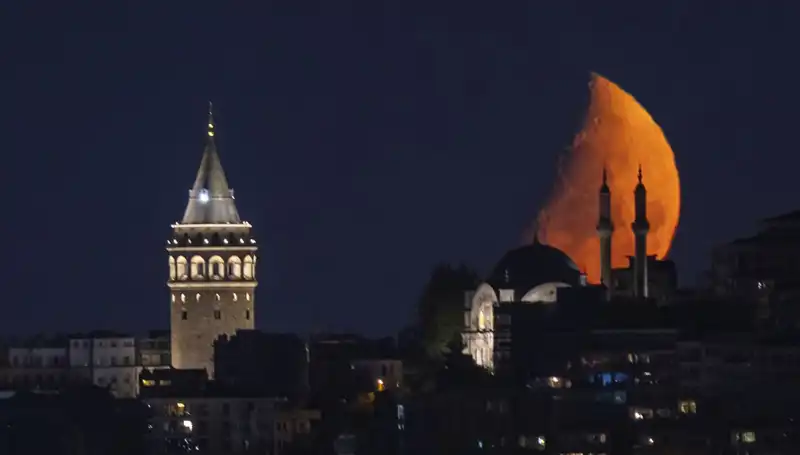 İstanbul'da Yarım Ay Fenomeni: Tarih ve Efsaneler Kesişiyor