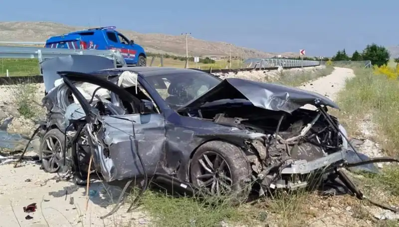 Sivas'ta İki Ayrı Trafik Kazası: 9 Kişi Yaralandı