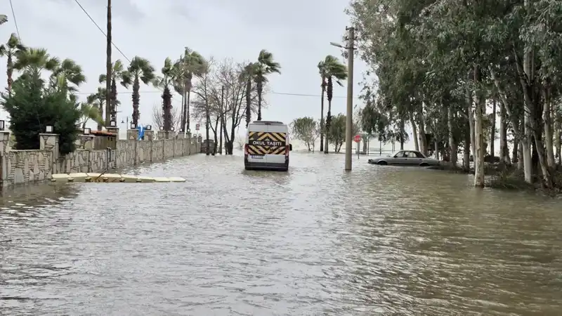 Göl Taşınca İlçeyi Su Bastı: Araçlar ve Eşyalar Sular Altında Kaldı