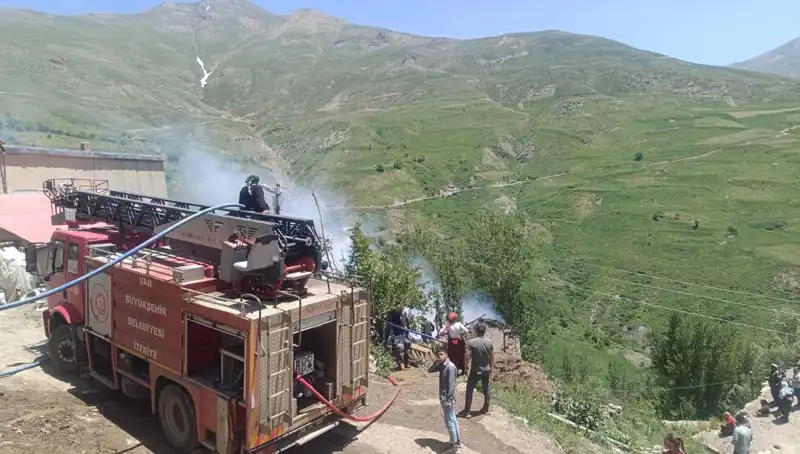 Van'da Yangın Faciası: Bir Çocuk Hayatını Kaybetti, Aile Perişan Oldu