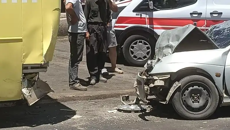 Halk Otobüsü ve Otomobil Çarpıştı: Kaza Sonrası İki Yaralı