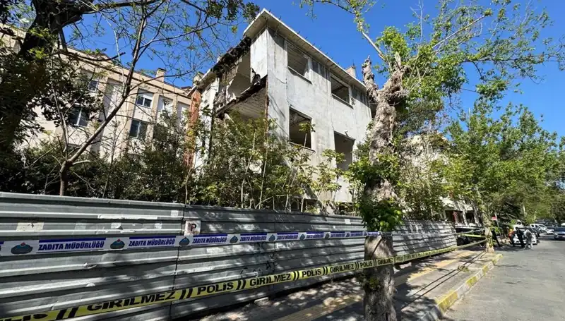 Bakırköy'de Metruk Bina Depremin Etkisiyle Kısmen Çöktü: Olayın Ayrıntıları