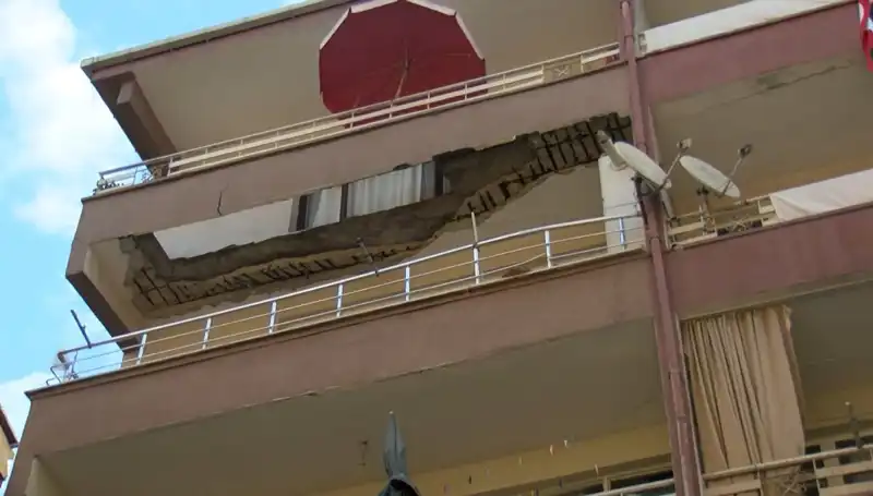 Güngören'de Beş Katlı Binanın Balkonu Çöktü: O Anlar Korku Dolu!