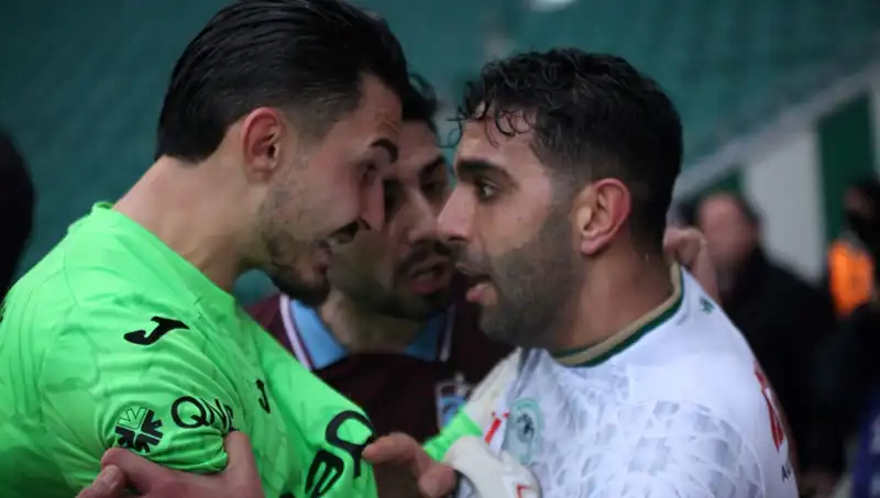 Konyaspor-Trabzonspor Maçında Tansiyon Yükseldi: Futbolcular Arasında Gerginlik!