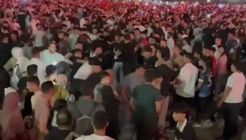 Konserde Kanlı Kavga: Üç Kişi Bıçakla Yaralandı!