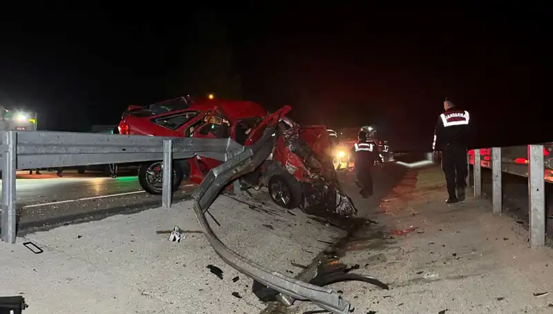 Bariyerlere Çarpan Otomobilin Demir Yığınına Dönüşmesi: 2 Can Kaybı