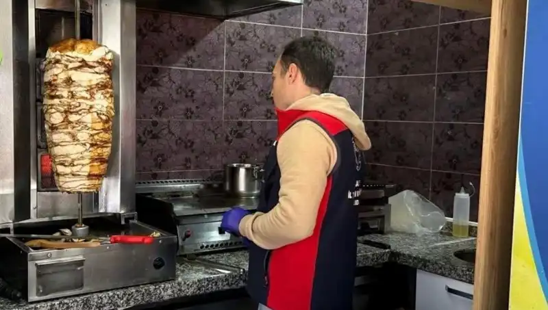 Tavuk Döner Alarmı: İşletmelere Düzenlenen Baskınlar Neden Artıyor?