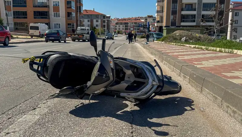 Uşak'ta Trafik Kazası: Hafif Ticari Araç ve Motosiklet Çarpıştı, Bir Can Kaybı