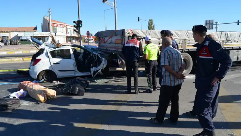 Kırmızı Işıkta Feci Kaza: Anne Hayatını Kaybetti, Oğul Yaralı