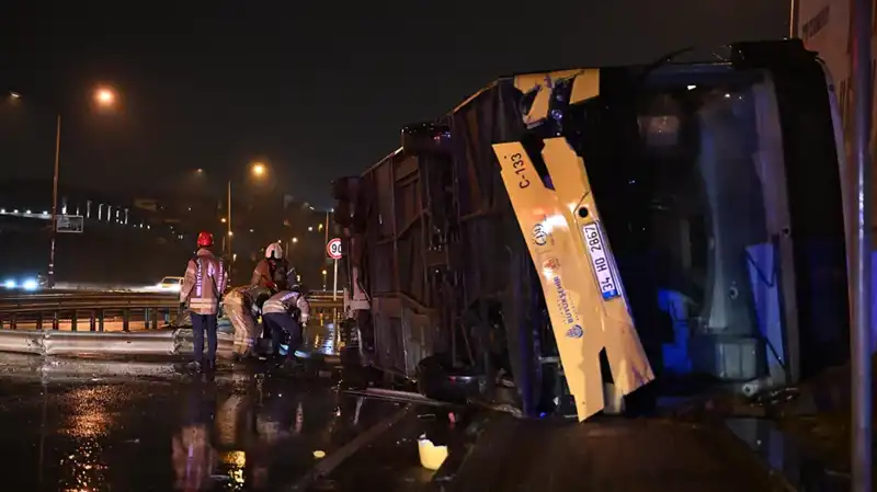 İstanbul’da Özel Halk Otobüsü Devrildi: Şok Kaza Ayrıntıları