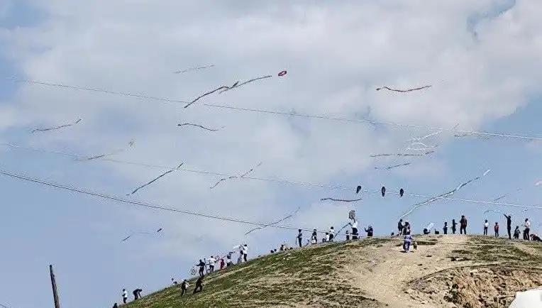 Uçurtma Şöleninde Renkli Gökyüzü ve Mutlu Anlar