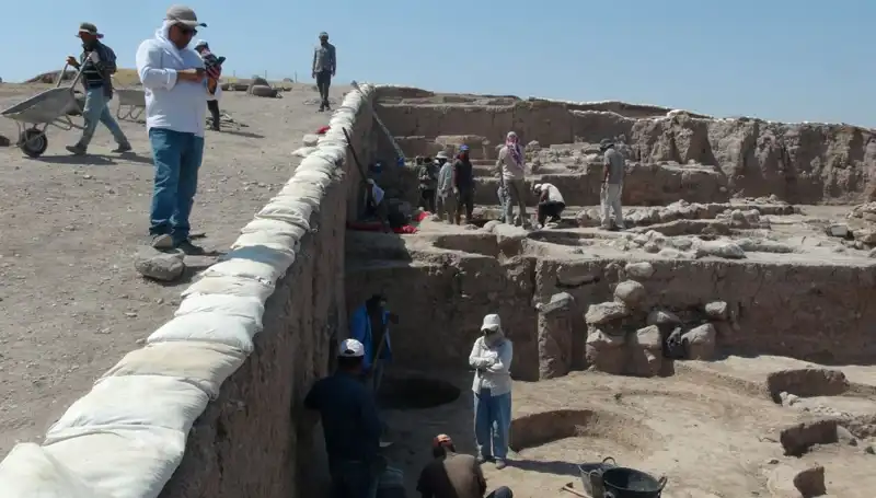 Oylum Höyük'te Sıcak Havalara Rağmen Kazı Çalışmaları Devam Ediyor