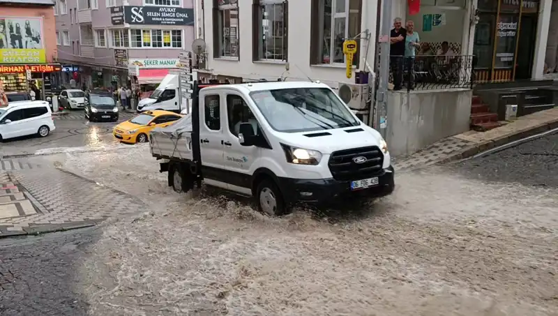 10 Dakikalık Sağanak, Şehirde Su Baskınlarını Beraberinde Getirdi!
