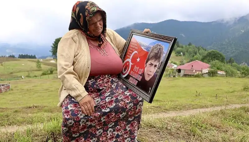 DEM Parti'den Eren Bülbül'ün Annesine Anlamlı Bayram Kutlaması