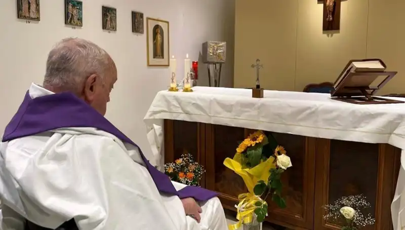 Vatikan'da Müjde: Papa Artık Kendi Başına Nefes Alabiliyor