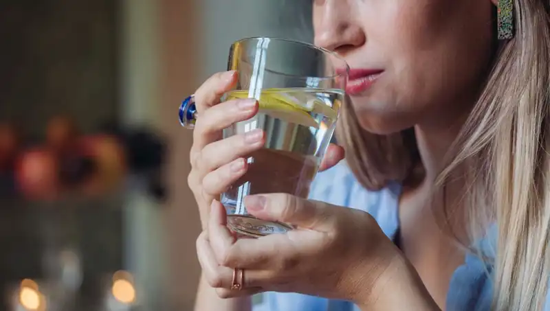 Aç Karnına 1 Litre Su İçmenin 7 Faydası: Her Sabah Yapmanın Etkileri