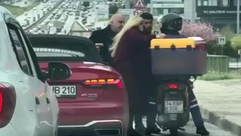 D-100'de Yaşanan Gongere, Motokurye ile Tartışma Büyüdü Silah Çekildi!