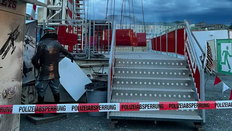 Dönen Salıncaklar Reklam Direklerine Çarptı: Facia Kıl Payı Önlenmişti!