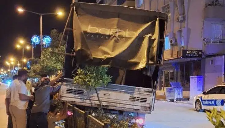 Park Halindeki Kamyonetin Freni Boşaldı: Trafikteki Korku Dolu Anlar