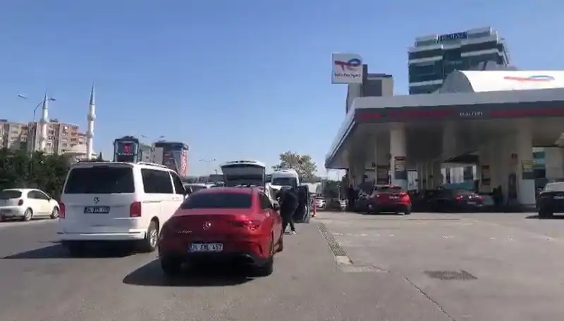 Deprem Sonrası Küçük Şehirlerde Akaryakıt İstasyonlarında Uzun Kuyruklar Oluştu