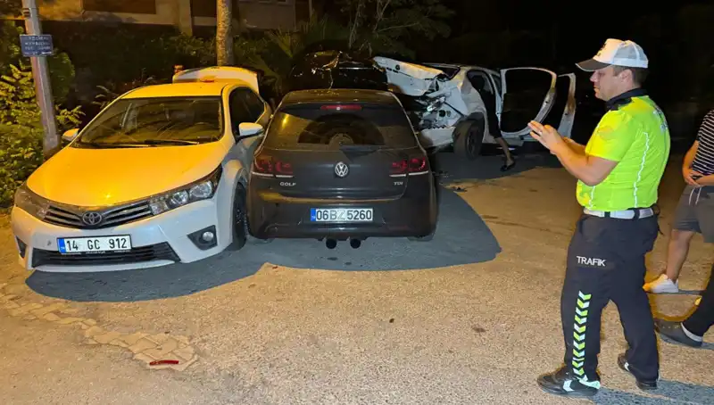 Alkollü Sürücünün Dehşet Anları: Üç Araca Çarptı, Sokağı Karıştırdı