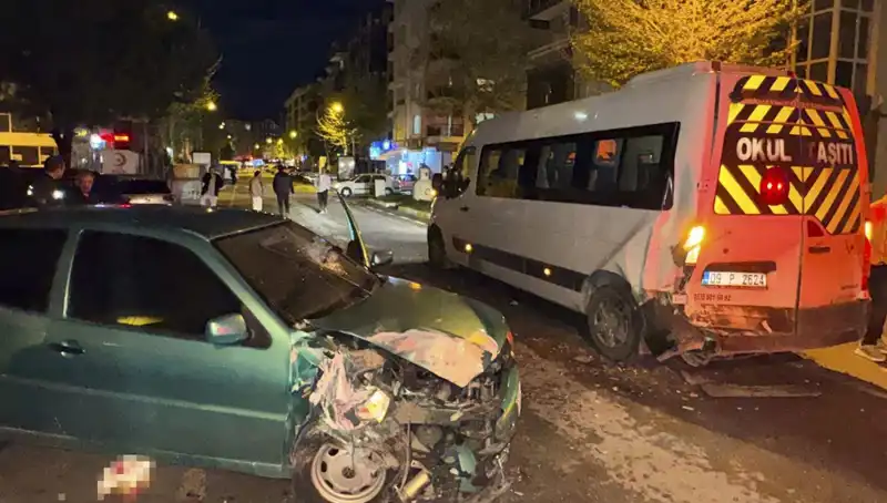 Otomobil Servis Minibüsüne Çarpınca 6 Kişi Yaralandı: Olayın Detayları Açıklandı